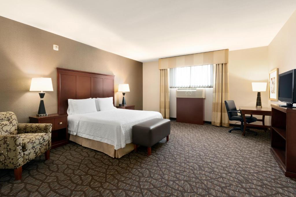 Hampton Inn and Suites Houston Pasadena - image 4