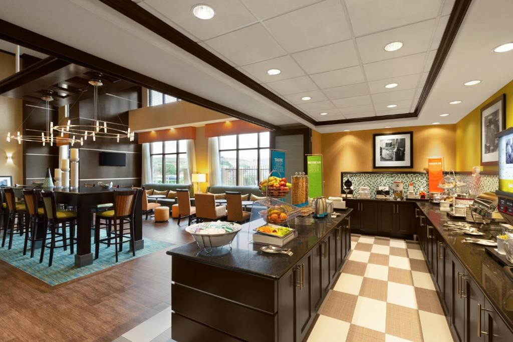 Hampton Inn and Suites Houston Pasadena - image 7