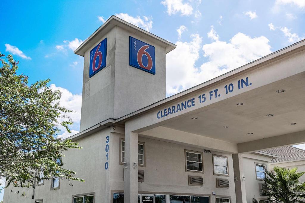 Motel 6-Pasadena TX - main image