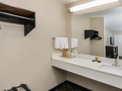 Americas Best Value Inn Pasadena - image 4