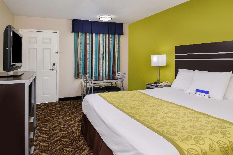 Americas Best Value Inn Pasadena - image 5