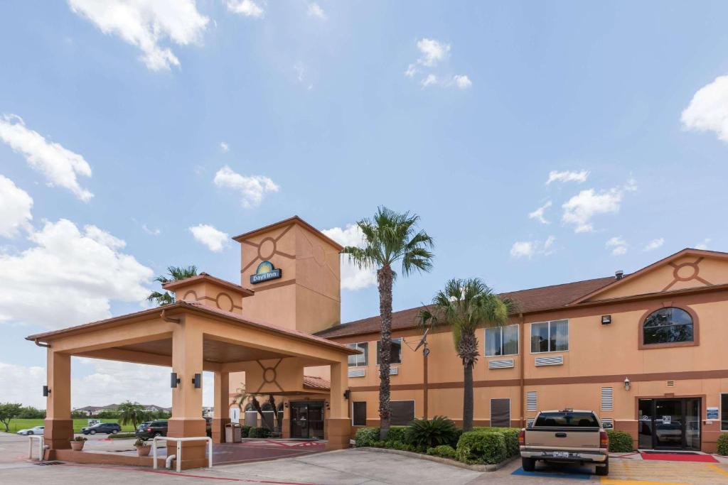 Days Inn & Suites by Wyndham Pasadena - main image