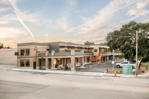 Hotel Siri Downtown - Paso Robles - image 2