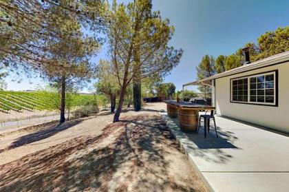 Wine Country Hideaway - Vineyard Views & Hot Tub home