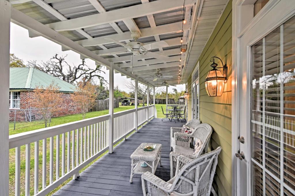 Cozy Pass Christian House with Porch Steps From Beach - main image