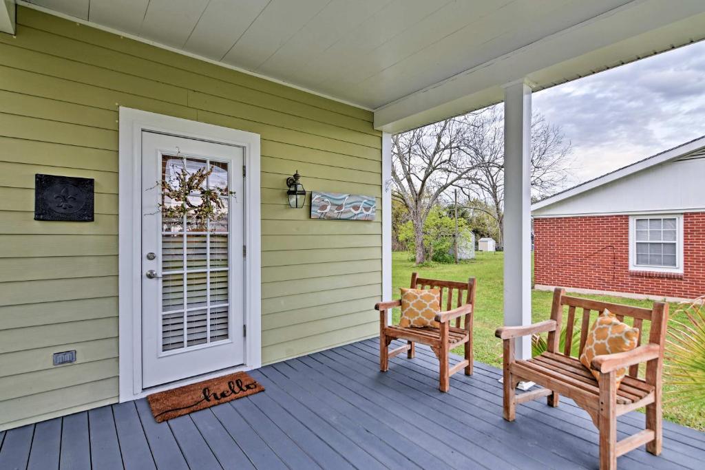 Cozy Pass Christian House with Porch Steps From Beach - image 7