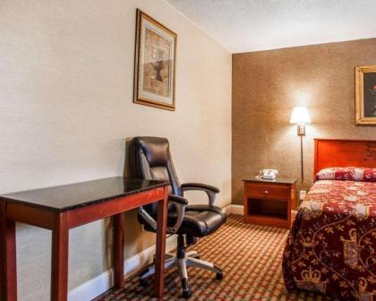 Rodeway Inn - image 11