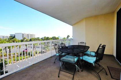 Paget 203 OV 3BR3BA wKitchen & Balcony - image 1