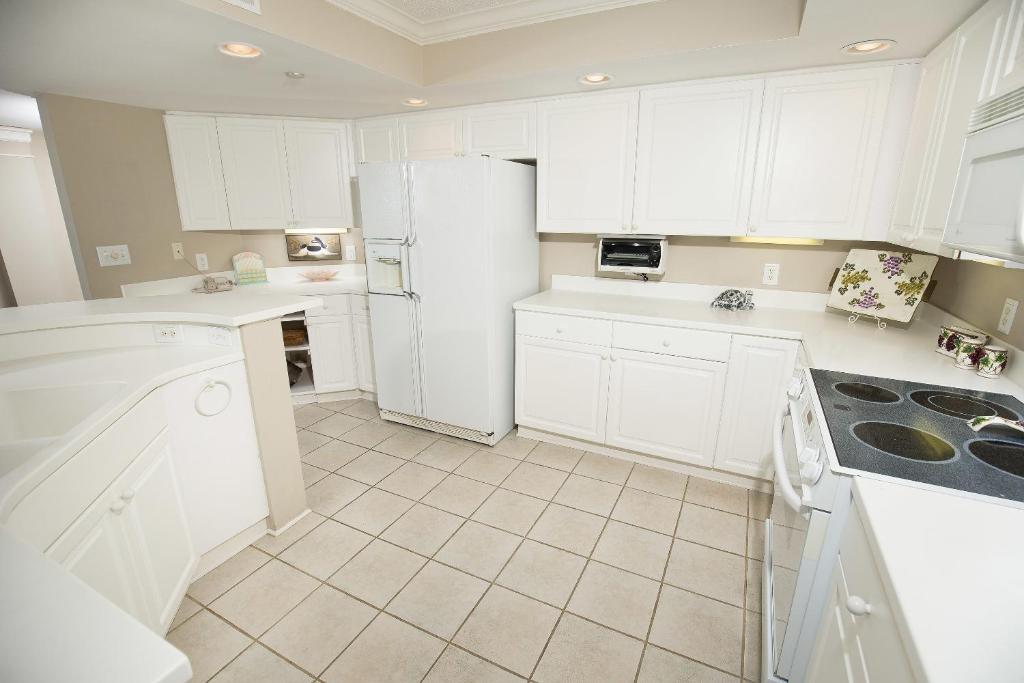 Fordham 201 OV 3BR3BA wKitchen & Balcony - image 3