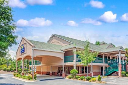 Days Inn  Suites by Wyndham Peachtree City