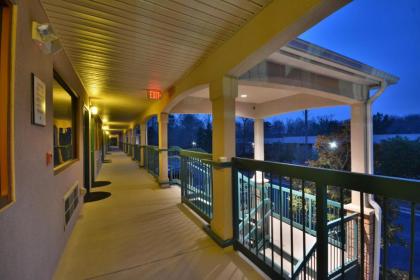 Days Inn & Suites by Wyndham Peachtree City - image 12