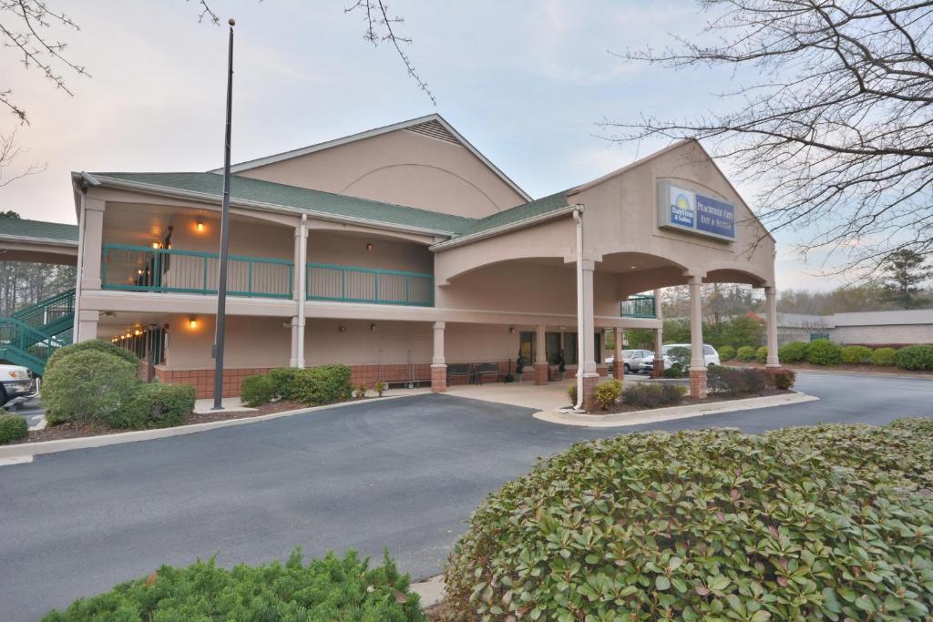 Days Inn & Suites by Wyndham Peachtree City - image 5