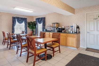 Econo Lodge Pearl - image 10