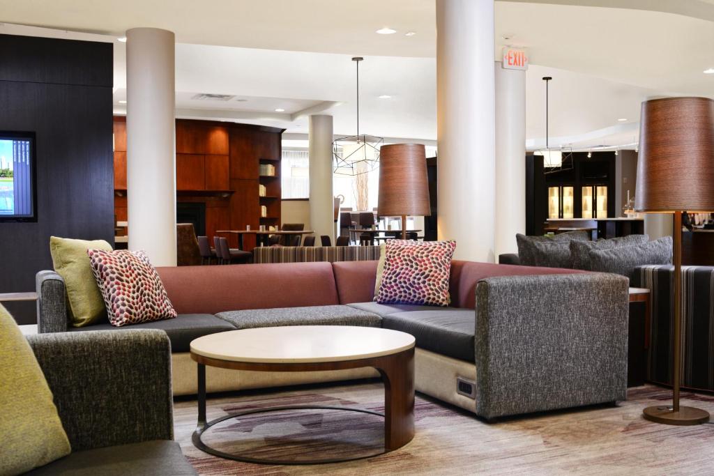 Courtyard Marriott Houston Pearland - image 6