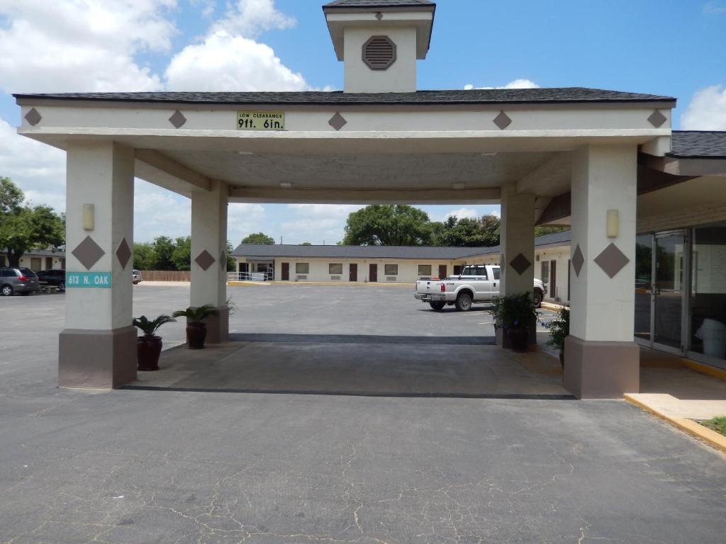 Executive Inn Pearsall - image 3