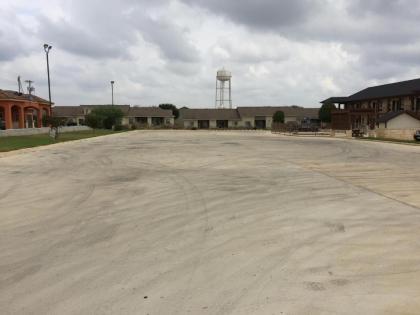 Pearsall Inn and Suites - image 10