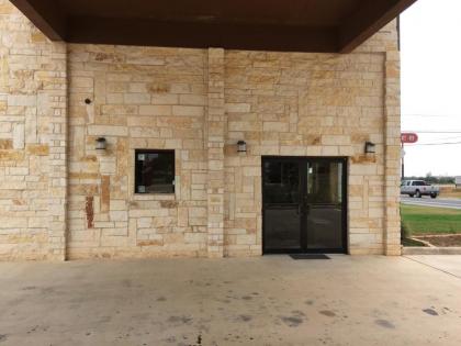 Pearsall Inn and Suites - image 13