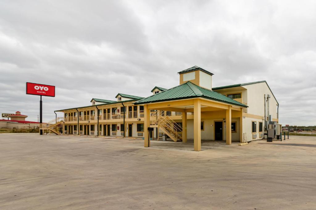 OYO Hotel Pearsall I-35 East - image 3