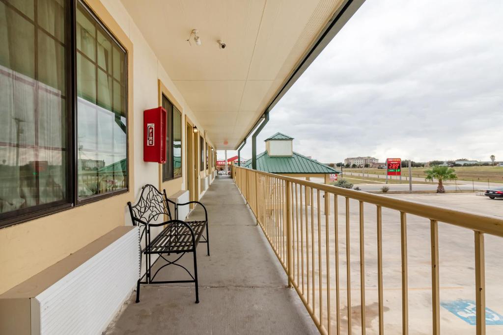 OYO Hotel Pearsall I-35 East - image 6