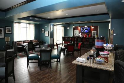 Hampton Inn Pearsall - image 12