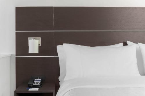 Holiday Inn Express Pekin - Peoria Area - image 6