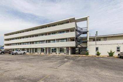 Motel 6-Pekin IL - image 10