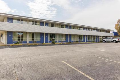 Motel 6-Pekin IL - image 13