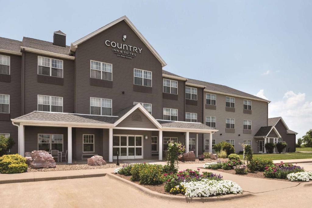 Country Inn & Suites by Radisson Pella IA - main image