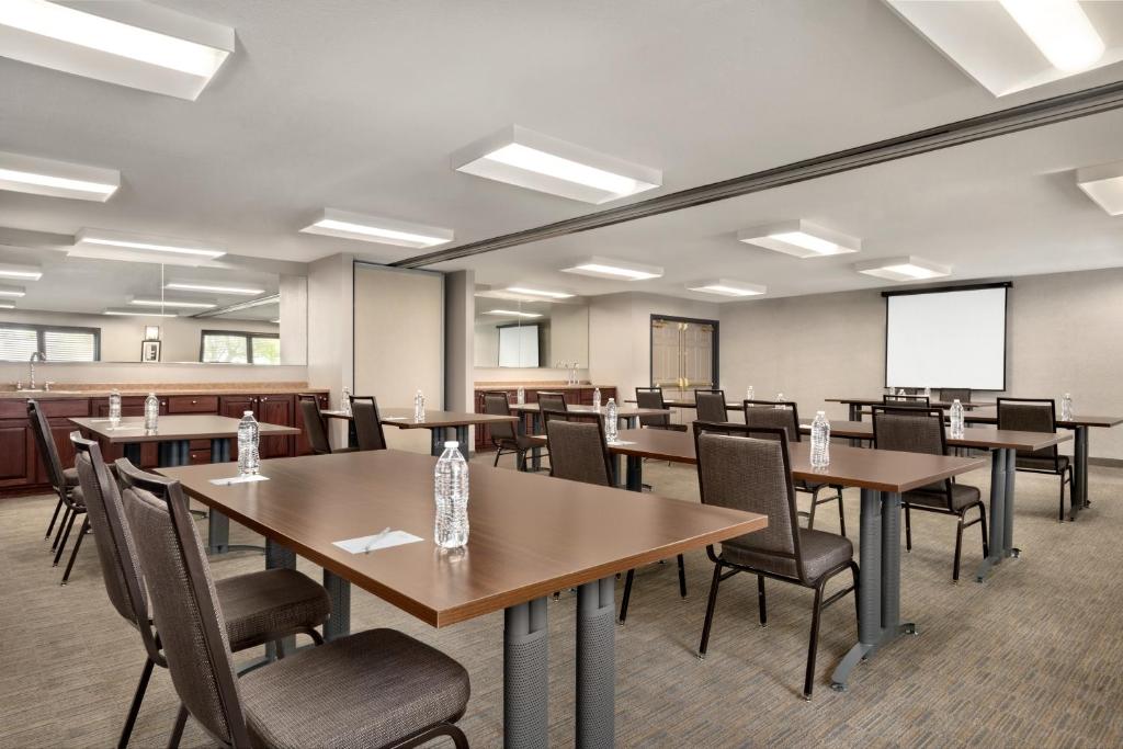 Country Inn & Suites by Radisson Pella IA - image 4