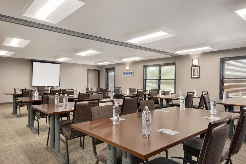 Country Inn & Suites by Radisson Pella IA - image 5