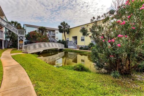 Renovated Pensacola Beach Condo with Community Pool! - main image