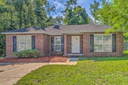 Cozy Pensacola Home with Yard 10 mi to Dtwn Pensacola