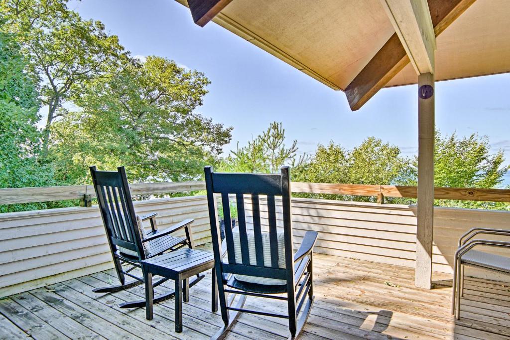 Forested Pentwater Beachhouse-100 Ft to Shore - image 3