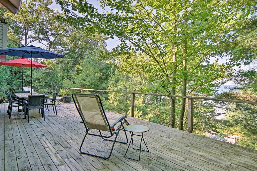 Forested Pentwater Beachhouse-100 Ft to Shore - image 4