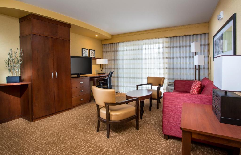 Courtyard by Marriott Peoria - image 2