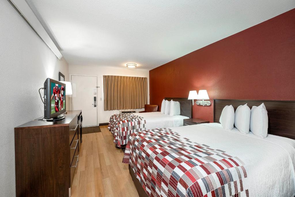 Red Roof Inn Peoria - image 5