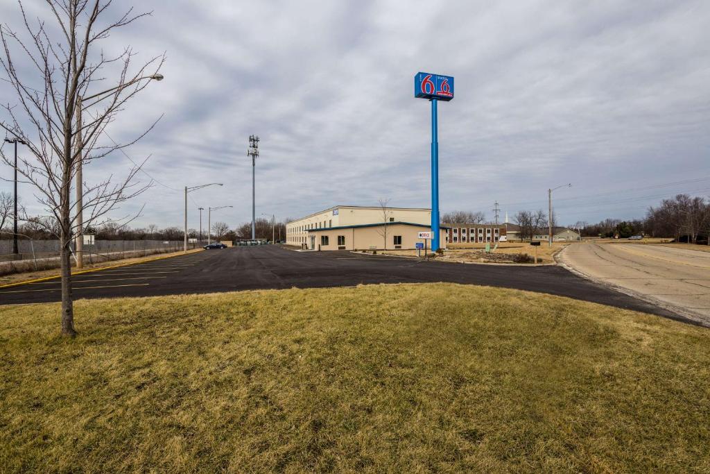 Motel 6 Peoria - main image