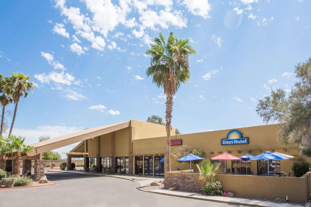 Days Hotel by Wyndham Peoria Glendale Area - main image