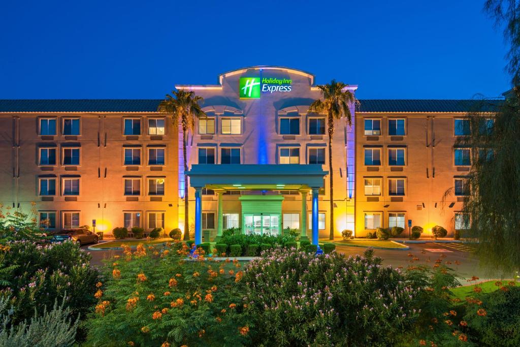 Holiday Inn Express Peoria North - Glendale an IHG Hotel - main image