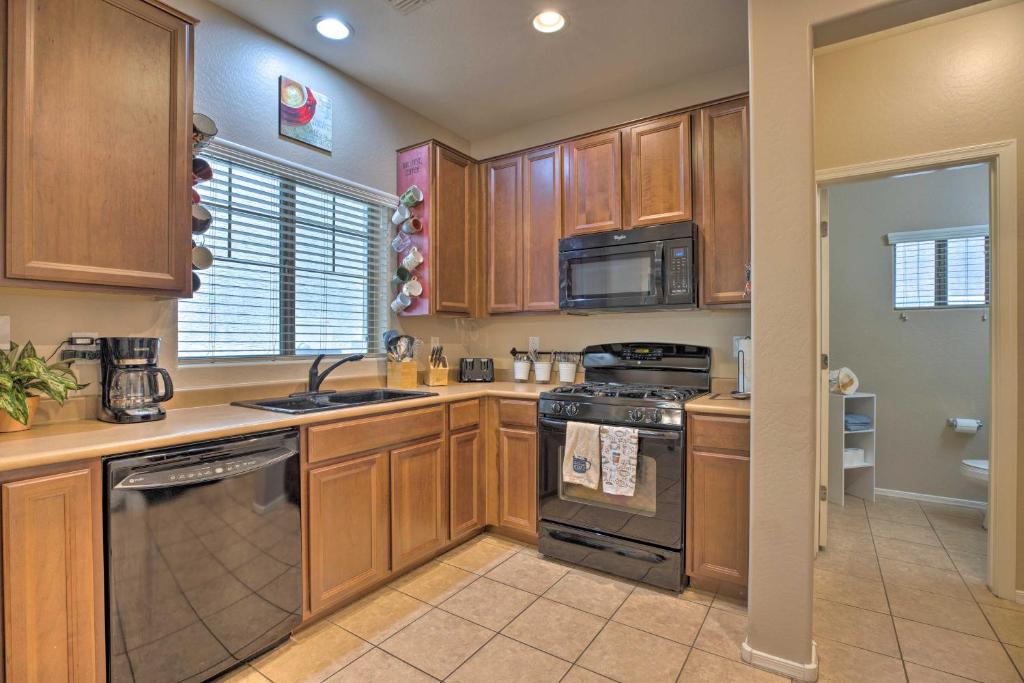 AZ Home with Smart TV AC Kitchen and Pool Access! - image 7