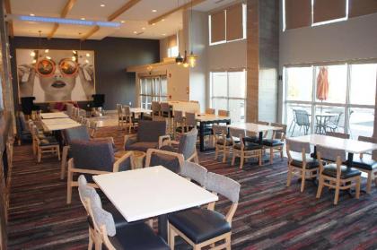 La Quinta Inn & Suites by Wyndham Perry - image 3