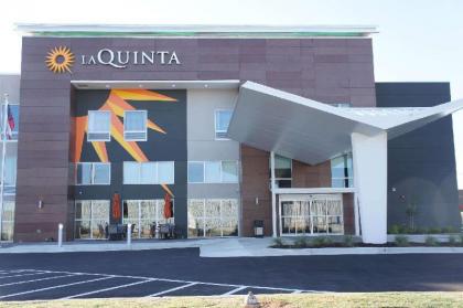 La Quinta Inn & Suites by Wyndham Perry - image 7