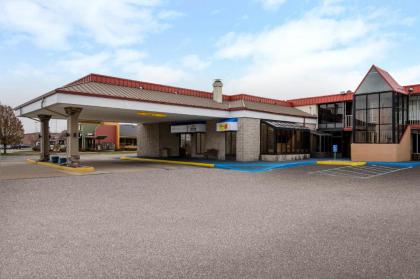 Days Inn by Wyndham Perrysburg - image 6