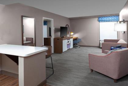 Hampton Inn Woodbridge - image 16