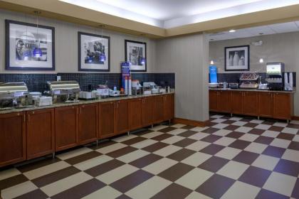 Hampton Inn Woodbridge - image 18