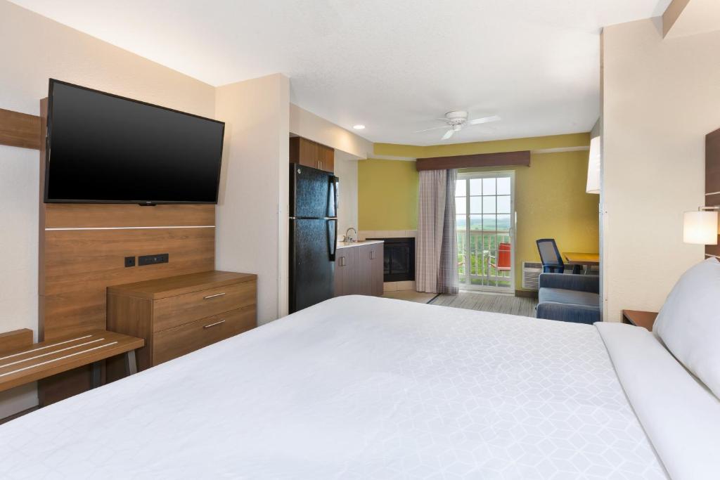 Holiday Inn Express Hotel & Suites Petoskey an IHG Hotel - image 7