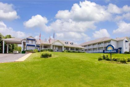 Days Inn by Wyndham Petoskey - image 2