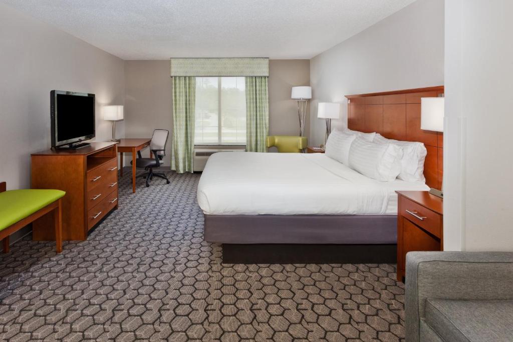 Holiday Inn Express Phenix City-Fort Benning an IHG Hotel - image 3