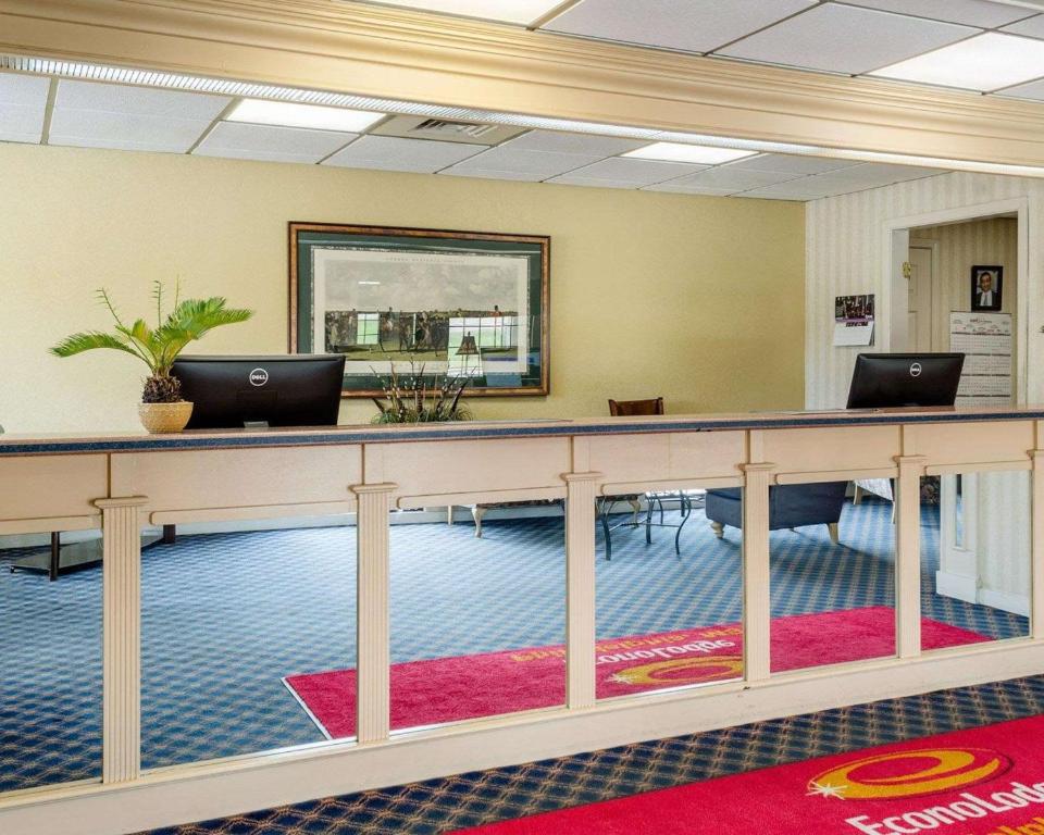 Econo Lodge Inn & Suites Philadelphia - image 6