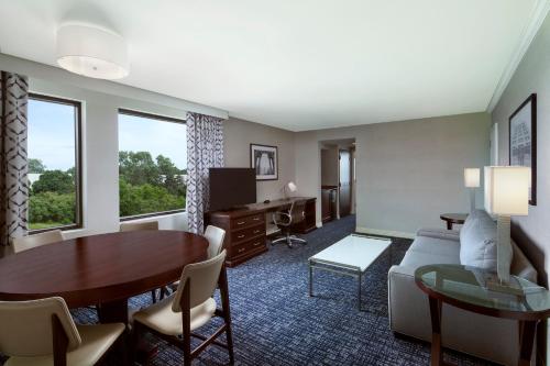 Sheraton Suites Philadelphia Airport - image 2